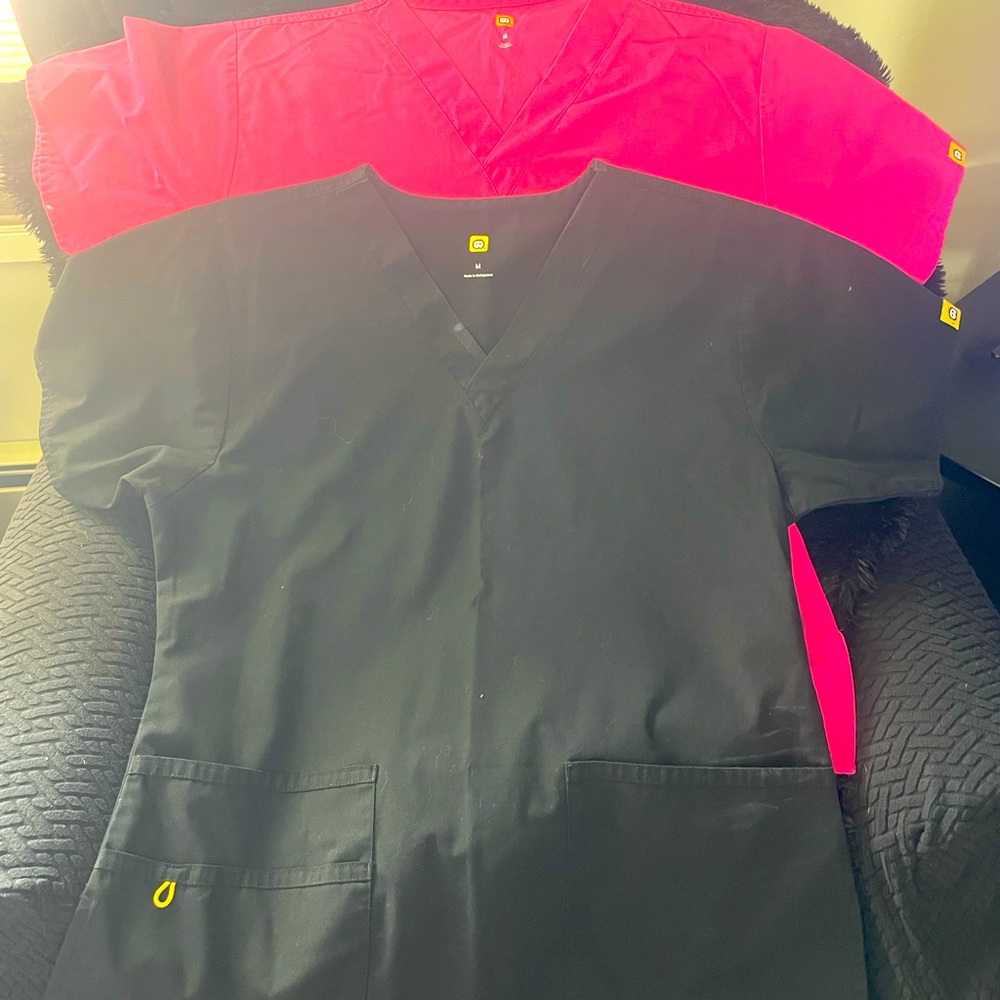 Wonderwink med pink scrub and black scrub top never worn excellent condition